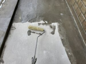 新しいトップコートをローラーで塗り広げている瞬間