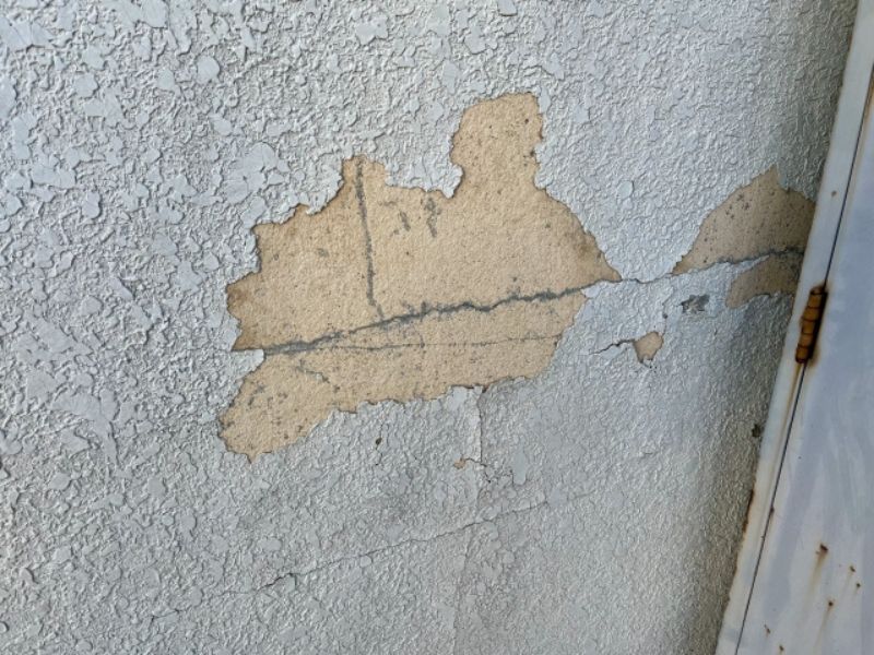 外壁塗装がすぐ剥がれるのはなぜ？原因と防ぐ方法・見逃せない兆候