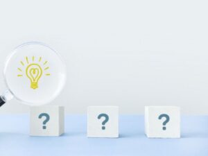 「?」が並んだ積み木と電球のひらめき