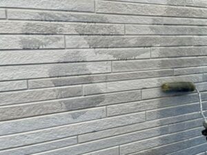 乾燥したサイディングにシーラーがじわっと染み込んでいく様子