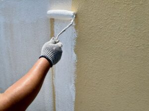 モルタル壁にフィラーを塗っている様子