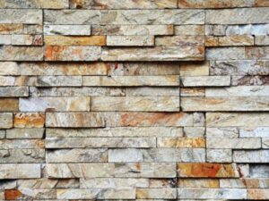 凹凸のある石積み調の外壁