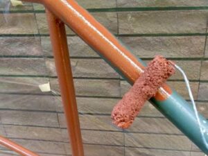 金属性の手すりに塗られる錆止め塗料