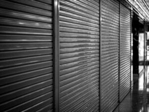 モノトーンで切り取られた重厚な質感のシャッター