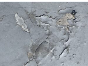 浮き・剥がれが見られる防水塗膜