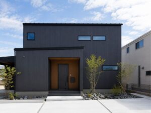 青空とブラック外壁の一般住宅