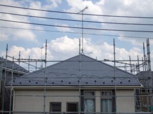 施工前の住宅様子・屋根まで建った足場