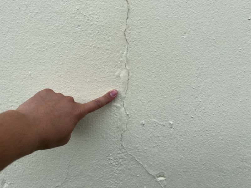 【外壁のひび割れ】放っておいても大丈夫？ヒビの種類と知っておきたい補修の目安