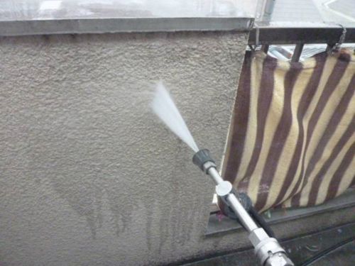 豊中市T様邸の外壁塗装・屋根塗装｜高圧洗浄・ケレン・外壁補修の様子